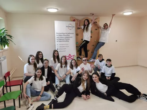 Zdjęcie grupowe dzieci z SP Zygry z wolontariuszami ŁUD